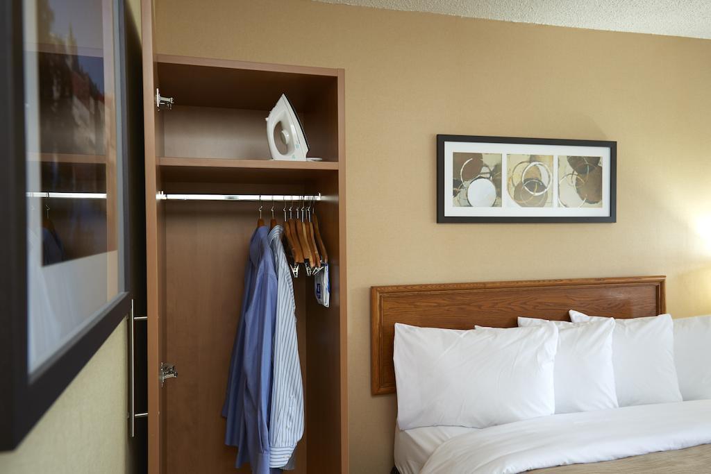 Comfort Inn South Shore Бушервіль Екстер'єр фото